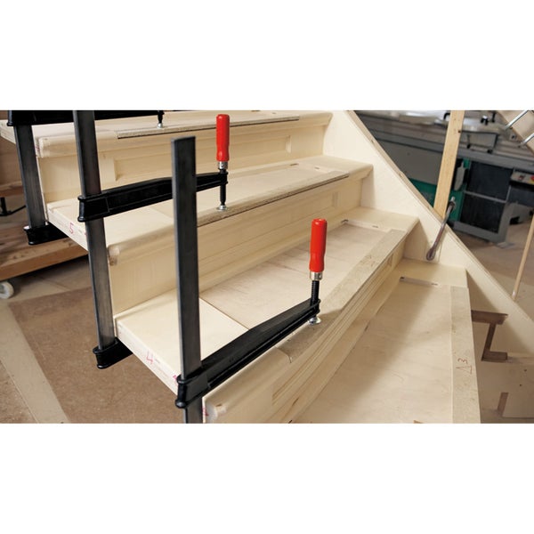 Holztreppe mit Schraubzwingen fixiert im Bau