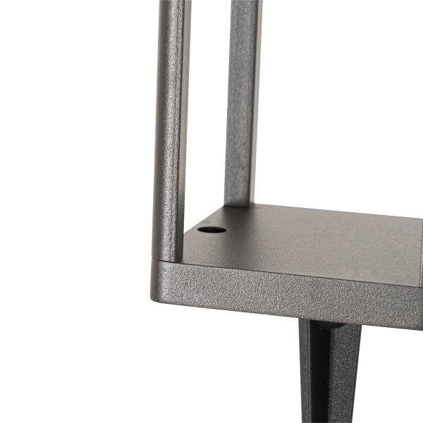 Detailaufnahme einer Außenleuchte aus dunkelgrau texturiertem Metall mit Erdspieß.