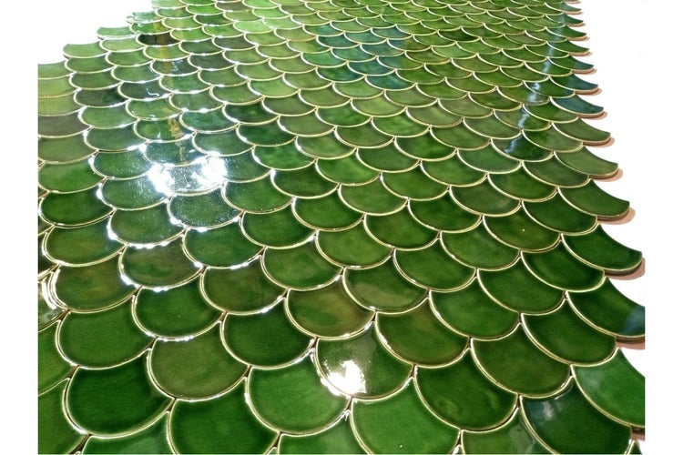 Grüne Keramikfliesen im Schuppenmuster