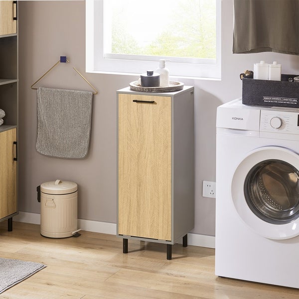 Badezimmer mit Waschmaschine, Abfalleimer und Hochschrank