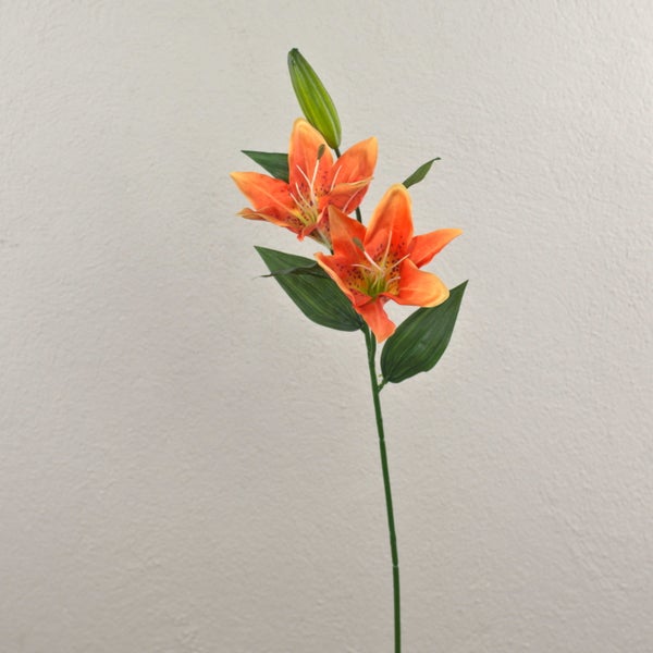 Künstliche Lilie mit zwei orangefarbenen Blüten, einer Knospe und grünen Blättern an einem Stiel.