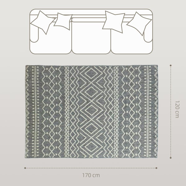 Grauer Teppich mit weißem geometrischem Rautenmuster, 120 mal 170 Zentimeter, neben Sofa-Umriss zum Größenvergleich.