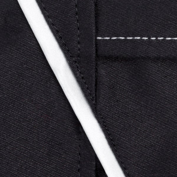 Detailansicht von schwarzem Stoff mit weißer Borte und Naht