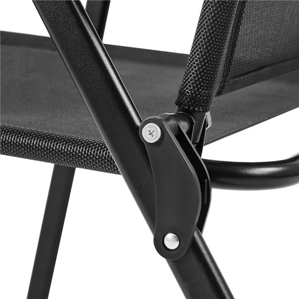 Detailansicht eines Klappstuhls mit Metallgestell und Textilsitzfläche