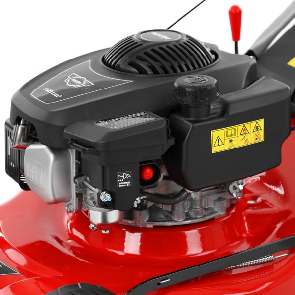 Nahaufnahme eines Hecht Benzinmotors mit 150 Kubikzentimetern auf einem roten Benzin-Rasenmäher mit Primer und Tankdeckel.