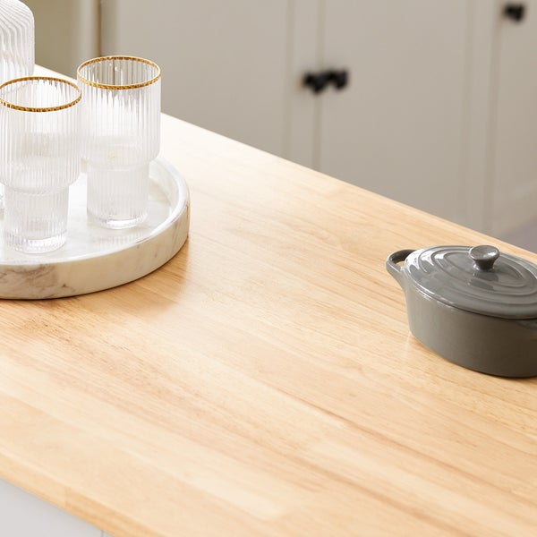 Holzarbeitsplatte mit Gläsern und Topf