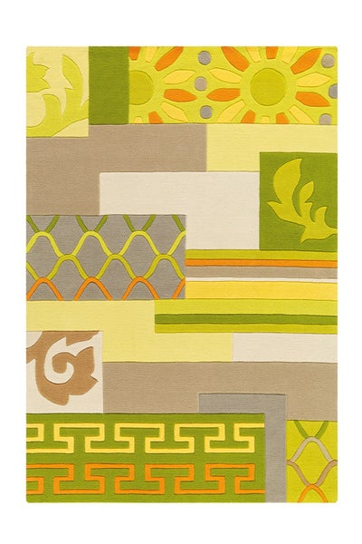 Rechteckiger Teppich mit abstraktem Patchwork Muster aus floralen und geometrischen Motiven im modernen Design.