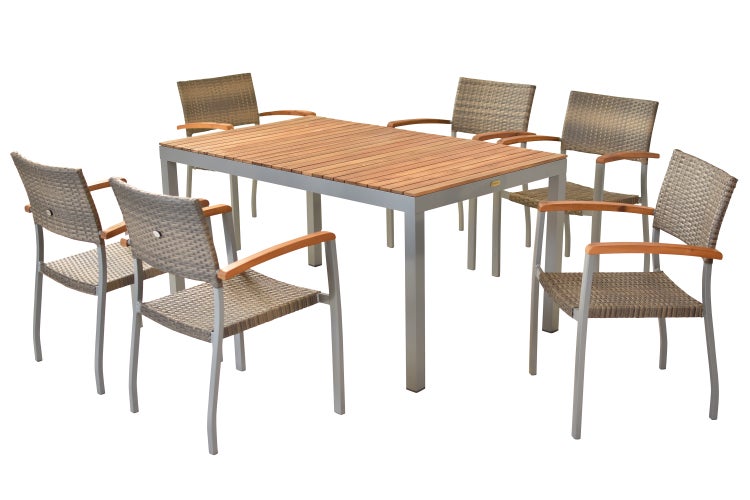 Gartenmöbel-Set mit rechteckigem Holztisch auf Metallgestell und sechs Gartenstühlen aus Polyrattan mit Holzarmlehnen.
