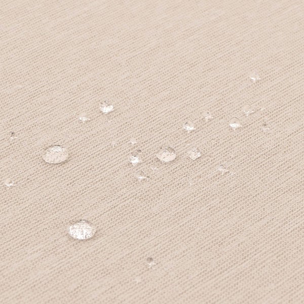 Nahaufnahme von wasserabweisendem Stoff mit Wassertropfen