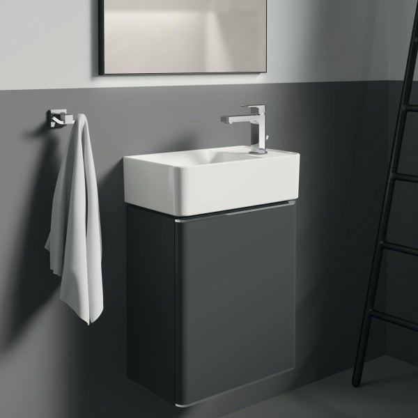 Waschtisch mit Waschbecken, Armatur, Spiegel und Handtuchhalter im Badezimmer