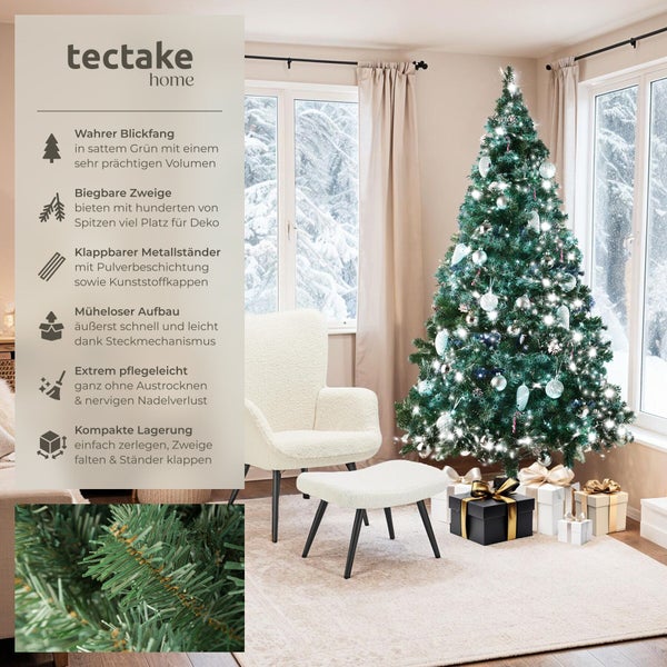 Ein geschmückter künstlicher Weihnachtsbaum von tectake home im Wohnzimmer mit Geschenken und einem Sessel.