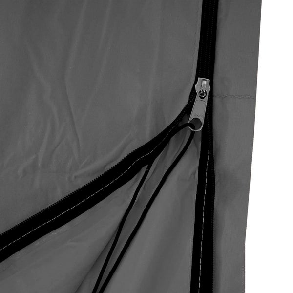 Detailansicht eines Reißverschlusses an einem Zelt