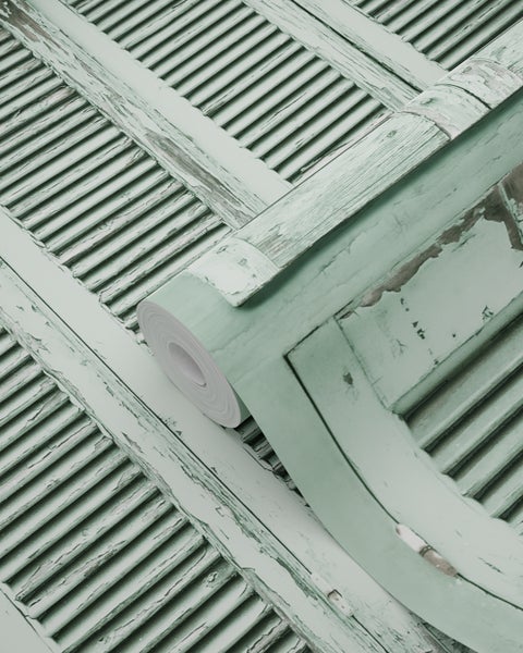 Rolle Tapete im Shabby-Chic-Stil auf alten Fensterläden