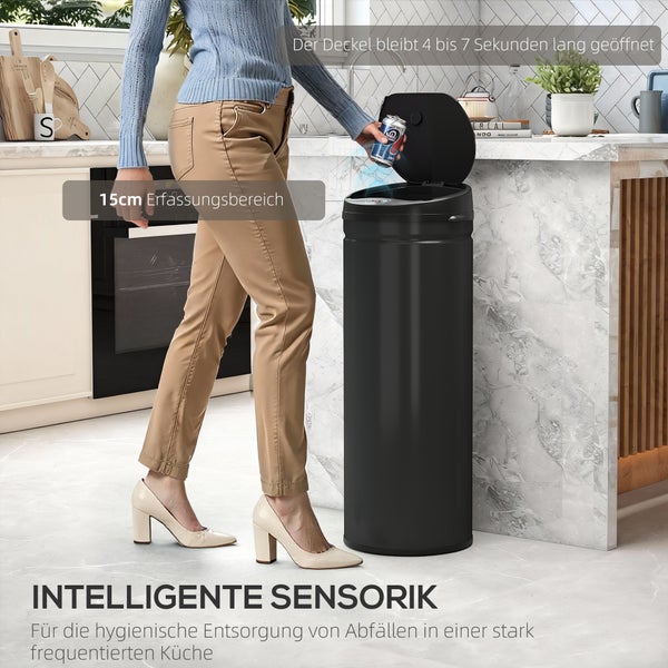 Frau entsorgt Dose in einem schwarzen, sensorgesteuerten Mülleimer in der Küche.