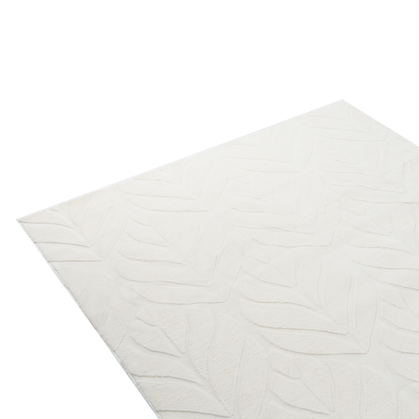 Cremefarbener Teppich mit strukturiertem, erhabenem Blattmuster und weichem Flor.