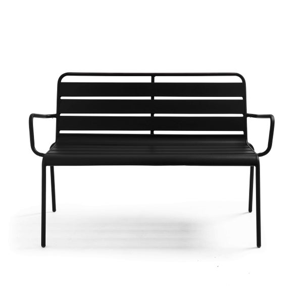 Gartenbank aus schwarzem Metall mit Lattenstruktur an Sitzfläche und Rückenlehne sowie Armlehnen.