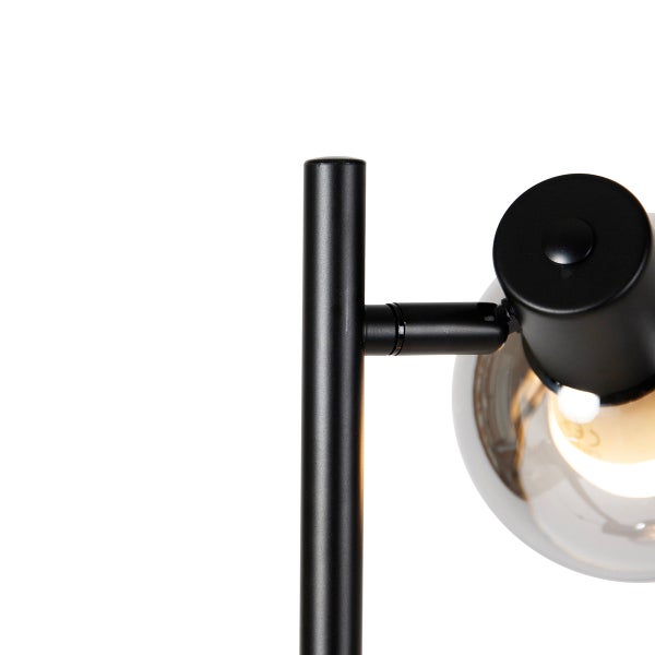 Detail einer Stehlampe mit Kugel und Metallelementen