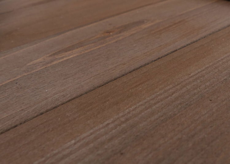 Pflanzkasten aus braunem Holz mit integriertem Rankgitter und drei Ablagefächern für Pflanzen.