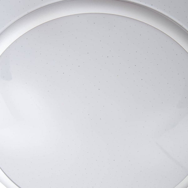 Runde LED Deckenleuchte mit Sternenhimmel Effekt und silberfarbenem Rand.