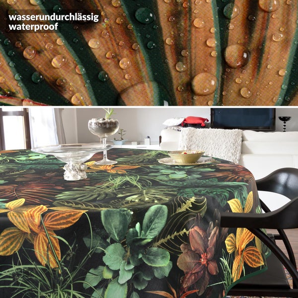 Runde wasserundurchlässige Tischdecke mit tropischem Blättermuster auf einem Tisch in einem Wohnzimmer. Detailansicht zeigt Wassertropfen.