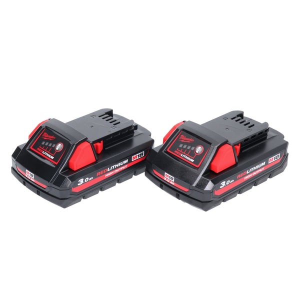 Zwei Milwaukee M18 RedLithium High Output Akkus mit einer Kapazität von 3,0 Amperestunden.