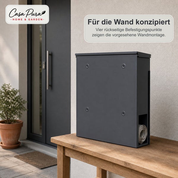 Wandbriefkasten aus Metall mit Zeitungsfach und vier Befestigungspunkten auf der Rückseite vor einem Hauseingang von Casa Pura.