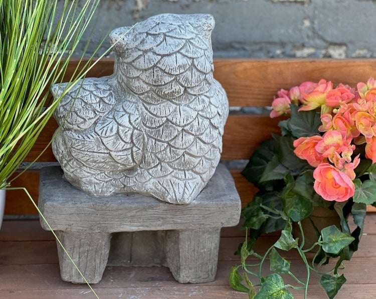 Gartenfigur zwei Eulen auf einer Bank aus wetterfestem Steinguss für die Garten- und Terrassendekoration.