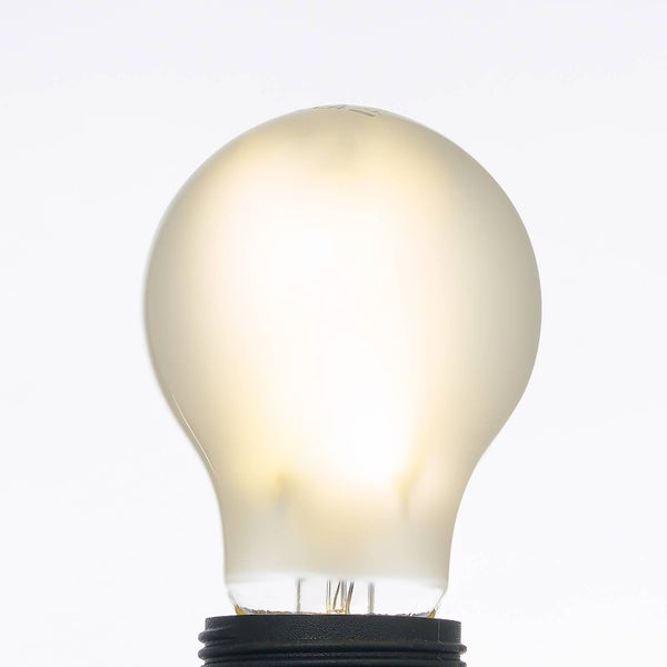 Mattierte Glühbirne in Standardform, leuchtend.