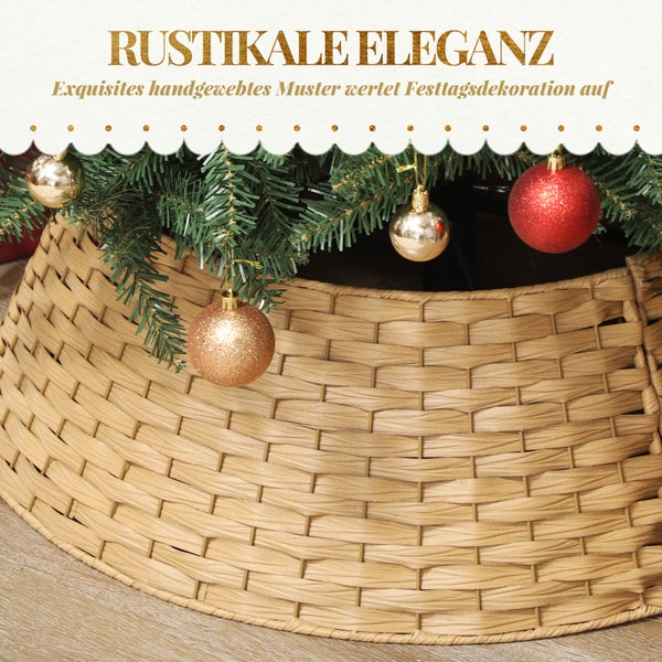 Weihnachtsbaumständer-Abdeckung aus handgewebtem Geflecht unter einem geschmückten Weihnachtsbaum.