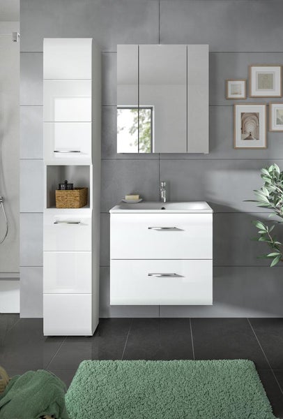 Modernes Badezimmer-Set bestehend aus weißem Waschtischunterschrank, Spiegelschrank und hohem Badezimmerschrank vor grauen Wandfliesen.