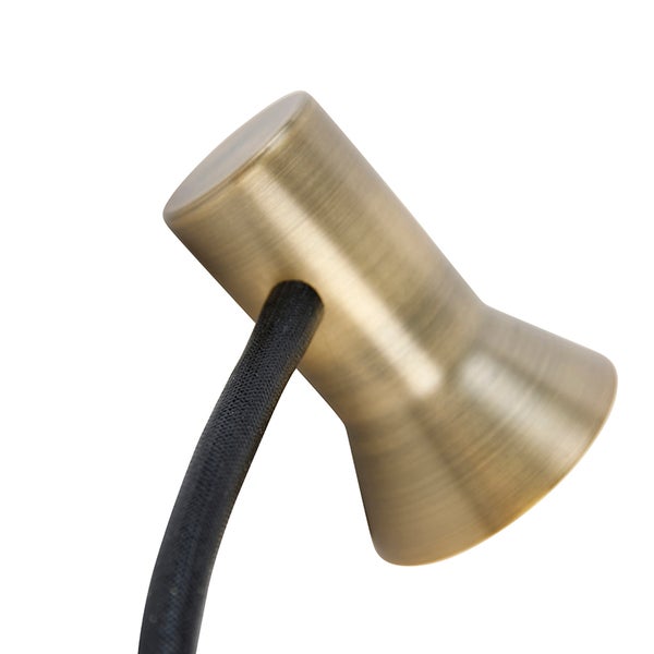 Nahaufnahme einer goldenen Innenleuchte mit schwarzem Kabel