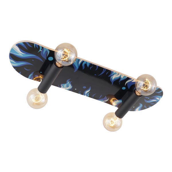 Deckenleuchte in Skateboard-Form mit vier Fassungen und blauem Flammenmuster auf schwarzem Untergrund.