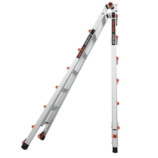 Little Giant Leveler Multifunktionsleiter aus Aluminium in A-Form aufgestellt
