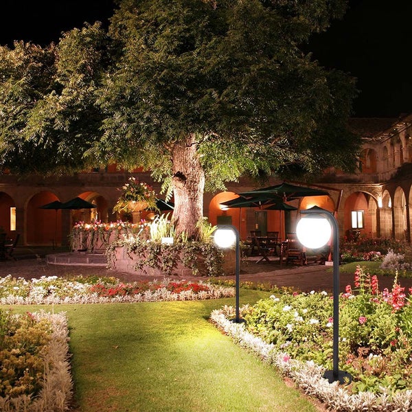 Gartenbeleuchtung mit Kugelleuchten in einem beleuchteten Garten.