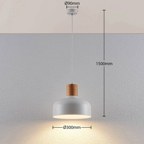 Pendelleuchte mit weißem Metallschirm und Holzelement, Schirmdurchmesser 300 Millimeter, Gesamthöhe 1500 Millimeter, Baldachin Durchmesser 90 Millimeter.