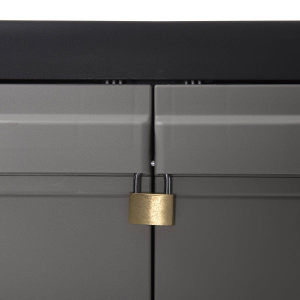 Detailansicht eines abschließbaren Gartenschranks mit Vorhängeschloss