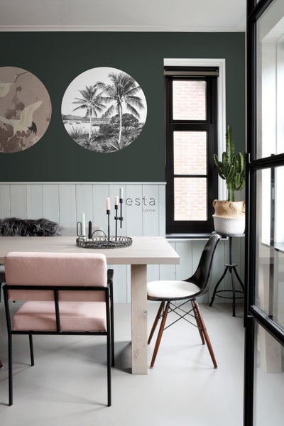 Esszimmer mit Esstisch, Stühlen, Dekoration und Wandbildern im modernen Stil