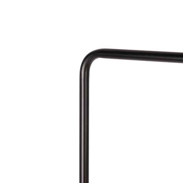 Detailaufnahme einer Ecke eines Metallgestells