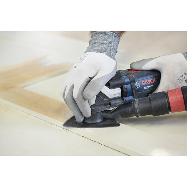 Bosch Professional Multischleifer beim Schleifen einer Holztür