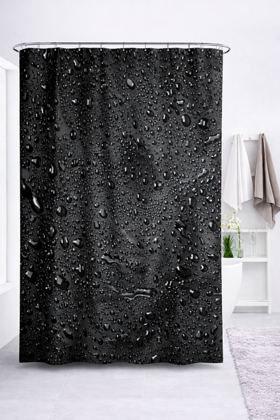 Schwarzer Duschvorhang mit Wassertropfenmuster im Badezimmer.