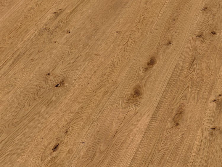 Laminatboden mit Eichendekor, markanter Holzmaserung und Astlöchern.