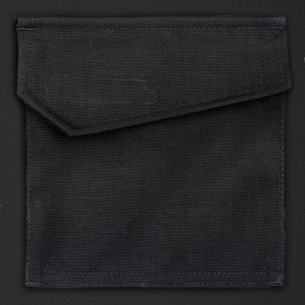 Schwarze aufgesetzte Tasche aus robustem Gewebe mit Verschlussklappe.