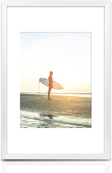 Gerahmtes Bild eines Surfers am Strand mit Surfbrett
