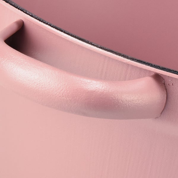 Detailaufnahme eines Kochtopfs mit Griff