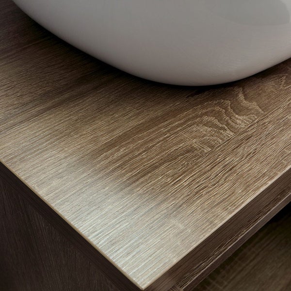 Detailaufnahme eines Waschtischunterschranks mit Holzoberfläche und Aufsatzwaschbecken