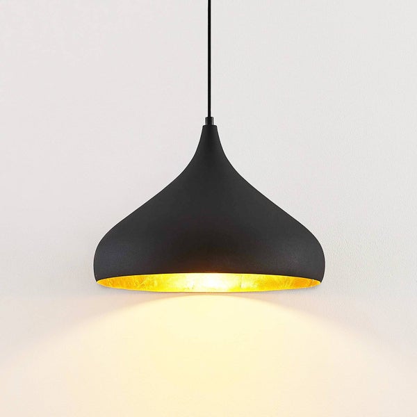 Schwarze Hängelampe mit goldfarbener Innenseite für eine stimmungsvolle Beleuchtung