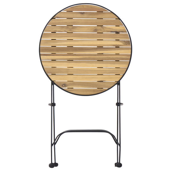 Zusammengeklappter runder Gartentisch mit hellbraunen Holzlamellen und schwarzem Metallgestell.