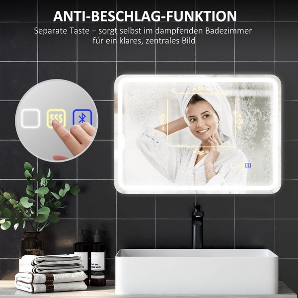 Beleuchteter Badezimmerspiegel mit Antifunktionsbeschlag über einem Waschbecken im Badezimmer