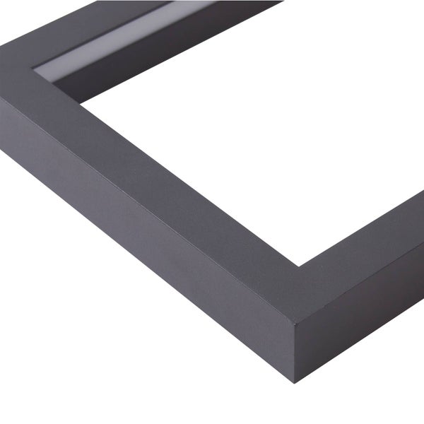 Eckdetail eines modernen Bilderrahmens in Anthrazit mit matter Oberfläche.
