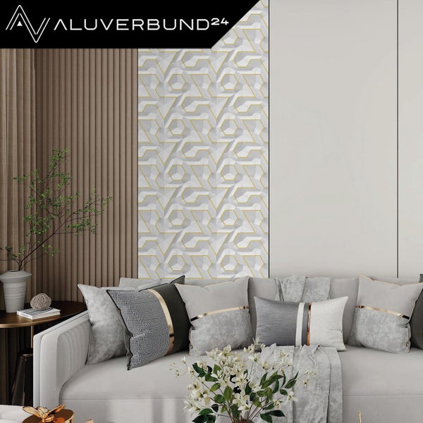 Aluverbund24 Logo. Modernes Wohnzimmer mit 3D-Wandpaneel mit geometrischem Muster, Holzpaneelwand und grauem Sofa mit Dekokissen.